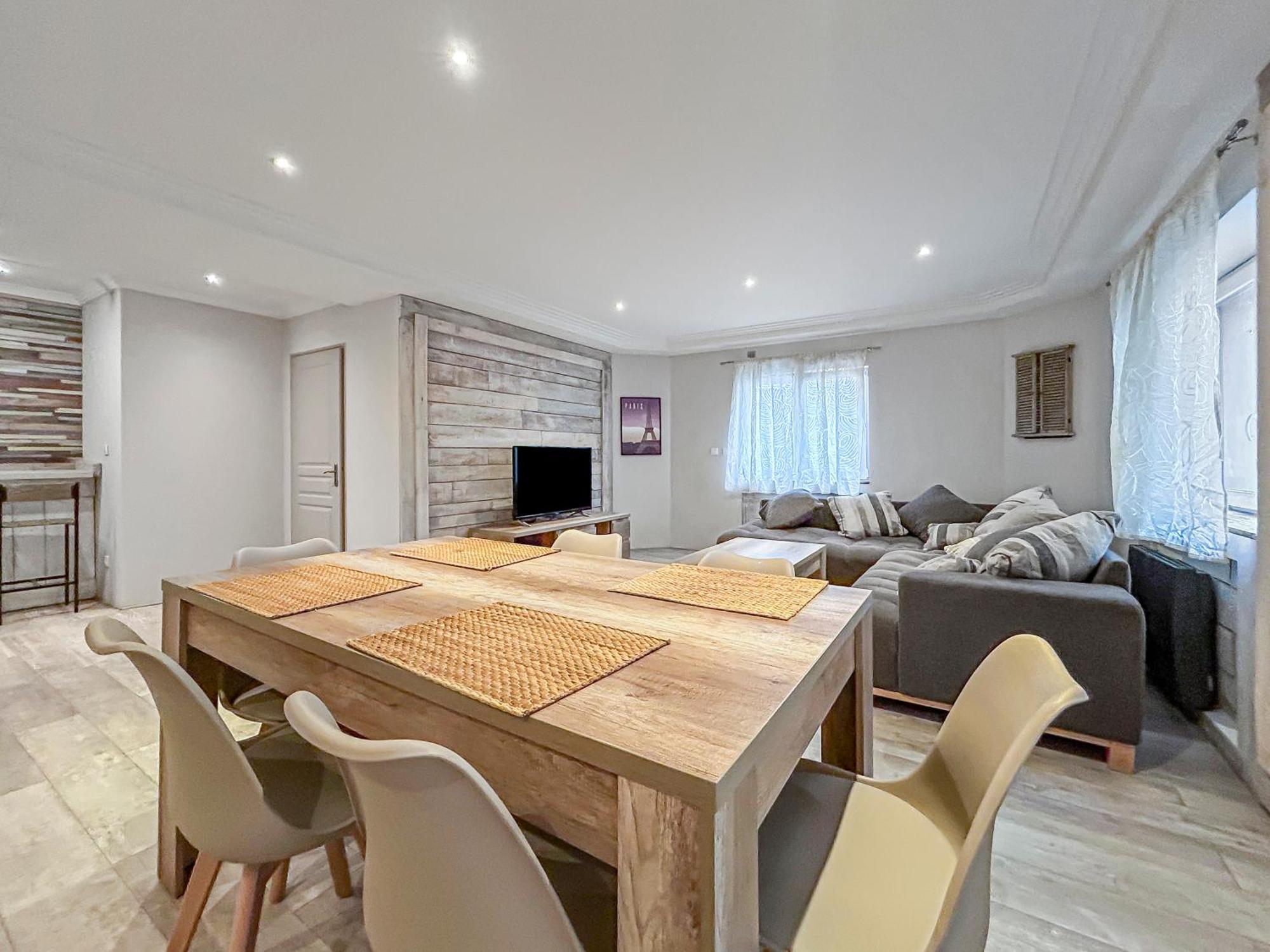 Appartement Grand Salon Cosy, Proche Centre & Garage 2p