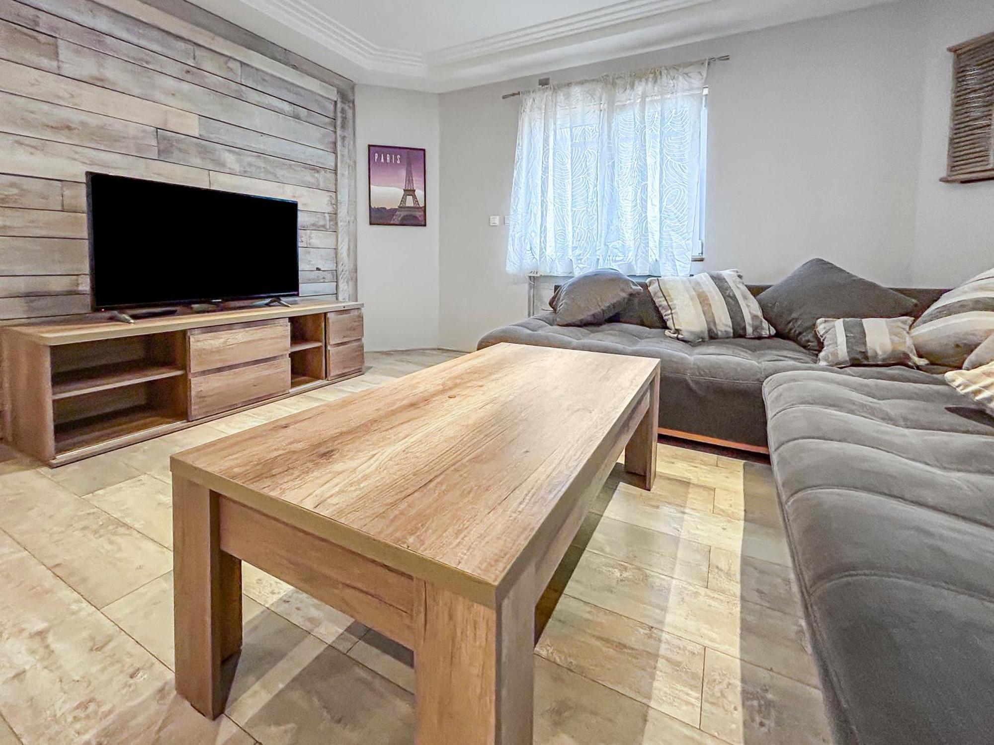 Grand Salon Cosy, Proche Centre & Garage 2p *