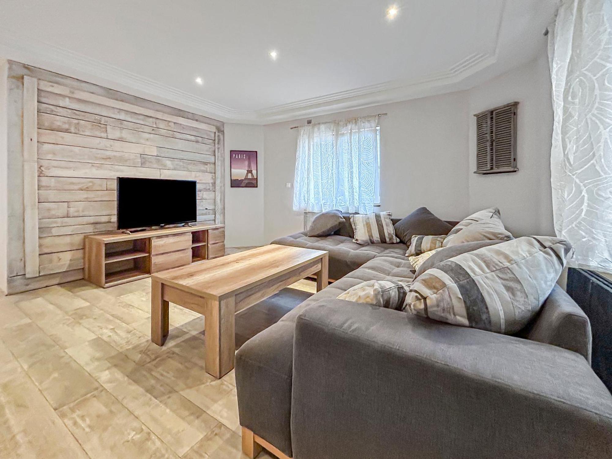 Grand Salon Cosy, Proche Centre & Garage 2p * Dijon