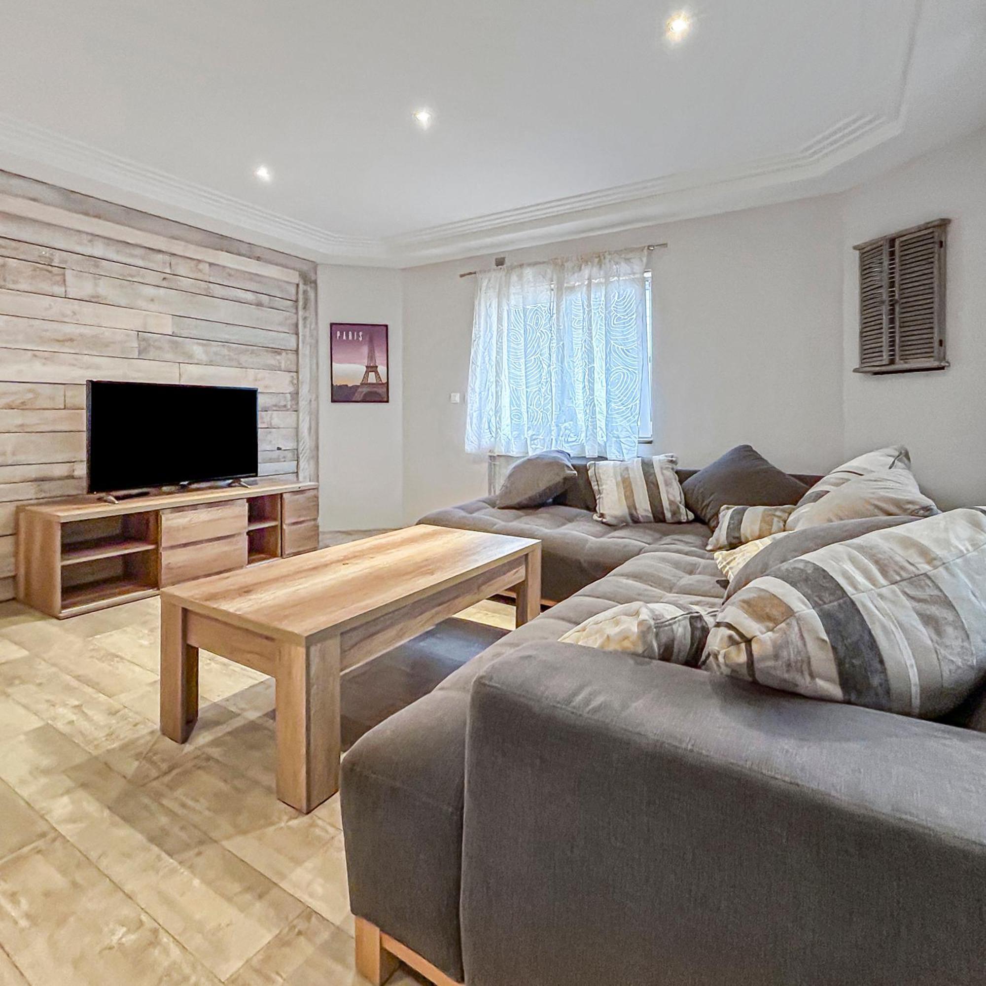 Grand Salon Cosy, Proche Centre & Garage 2p Dijon